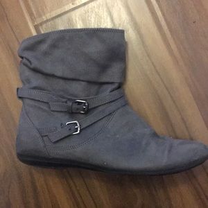 Short grey boots